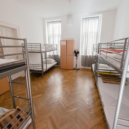 Budapest Party Hostel At Udvarom Номер фото