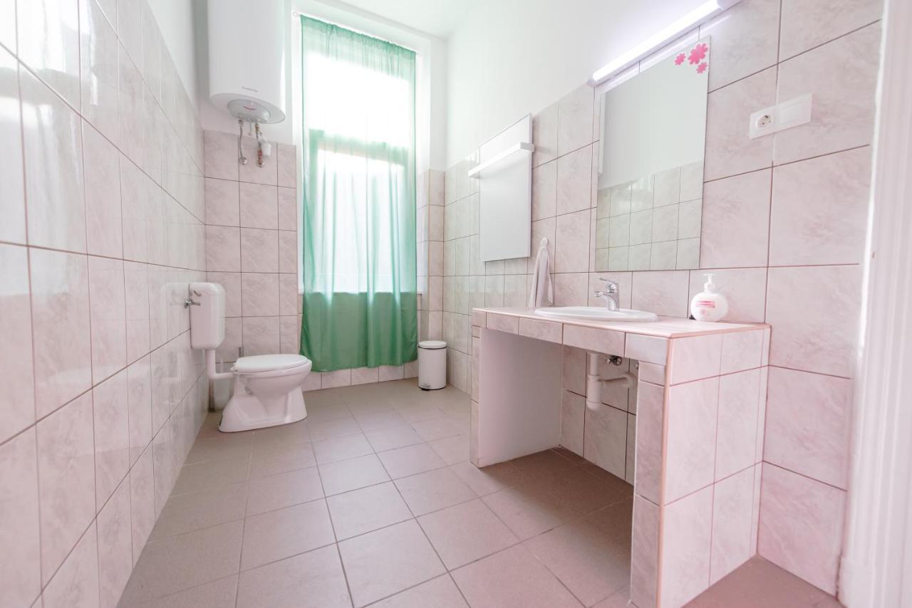 Budapest Party Hostel At Udvarom Номер фото
