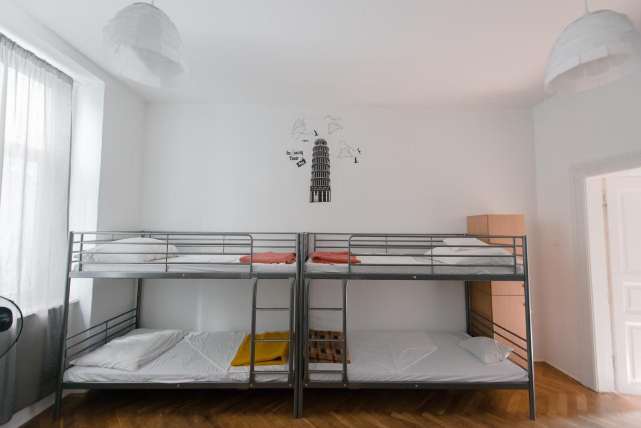 Budapest Party Hostel At Udvarom Номер фото