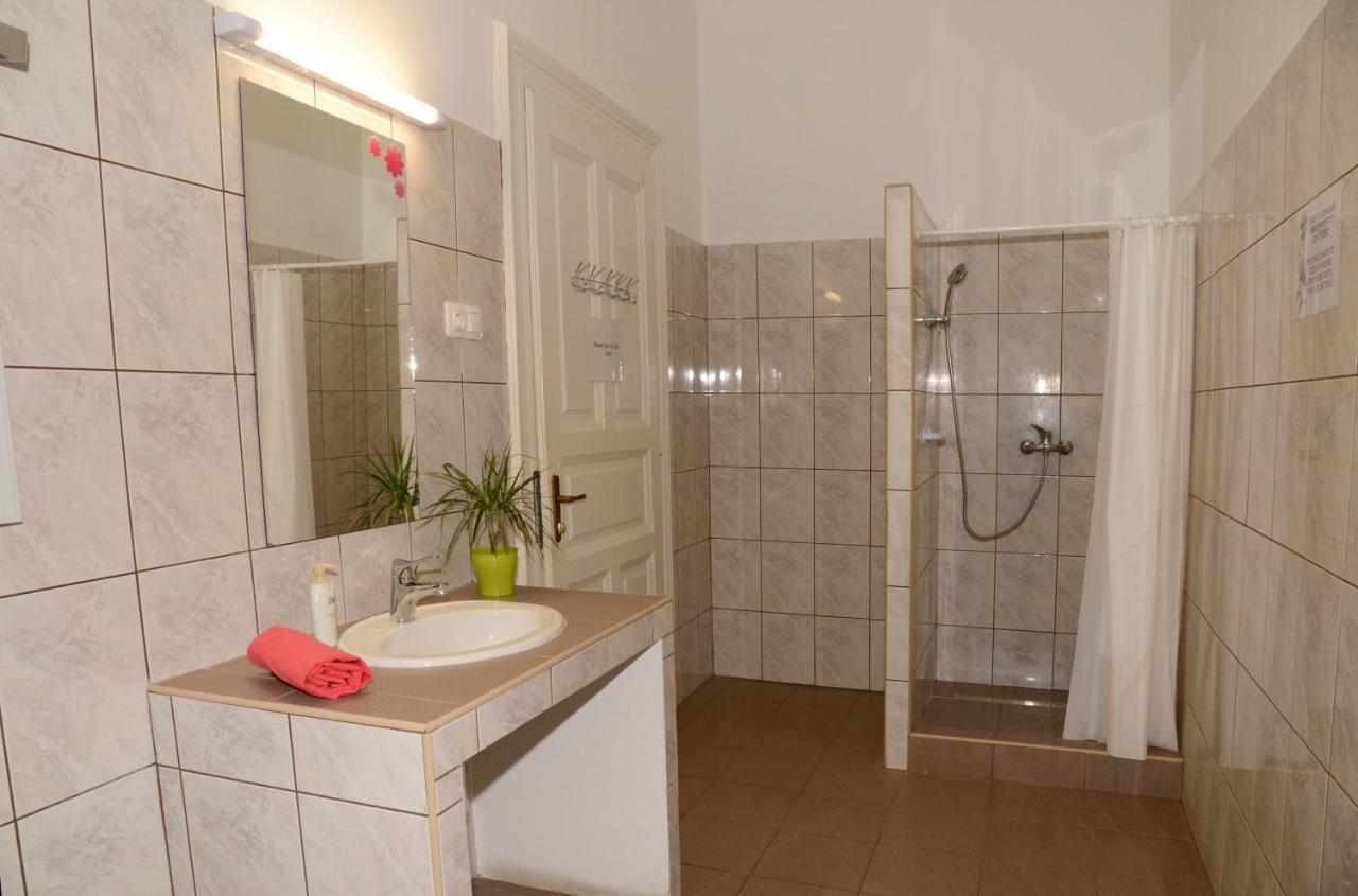Budapest Party Hostel At Udvarom Экстерьер фото