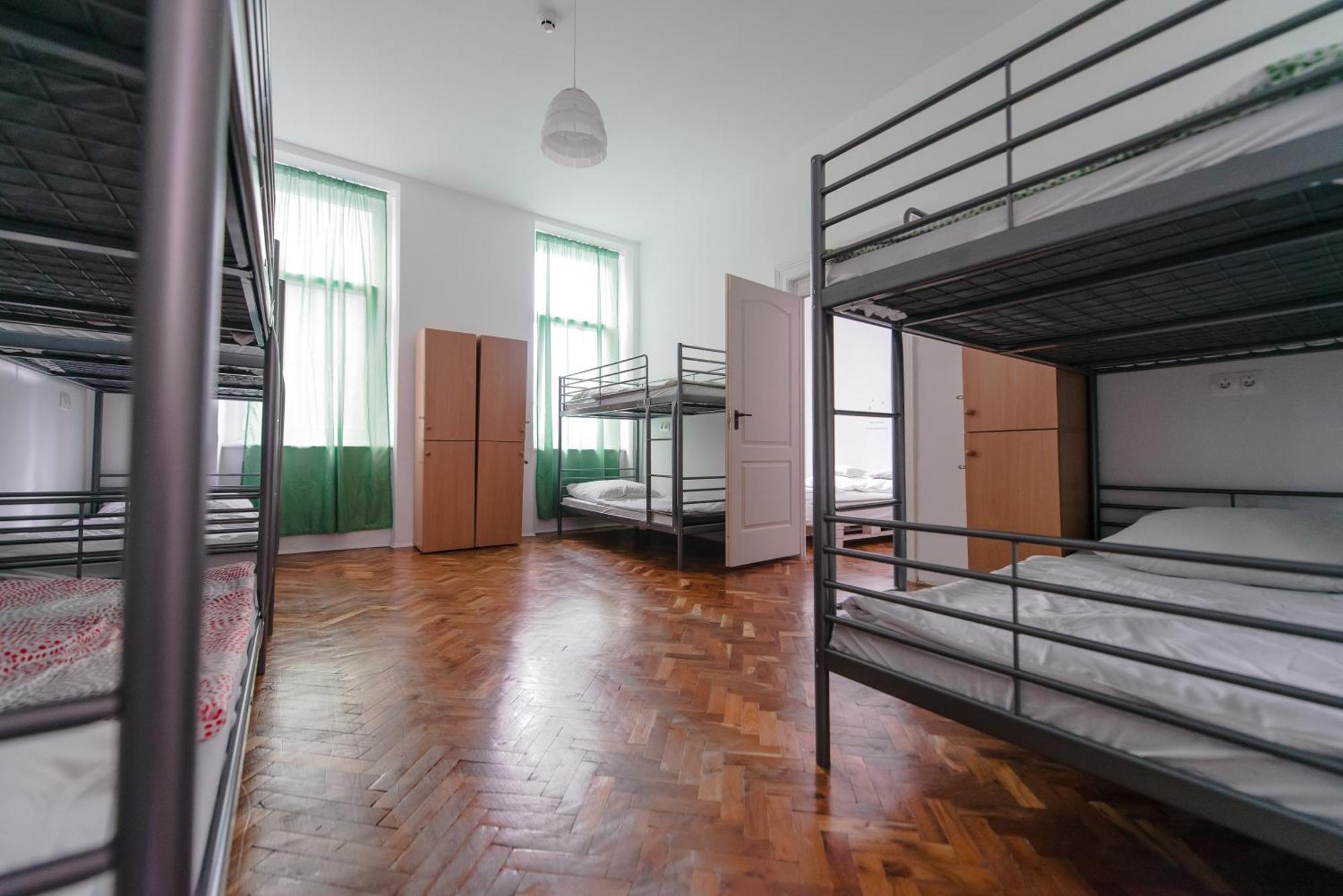 Budapest Party Hostel At Udvarom Номер фото